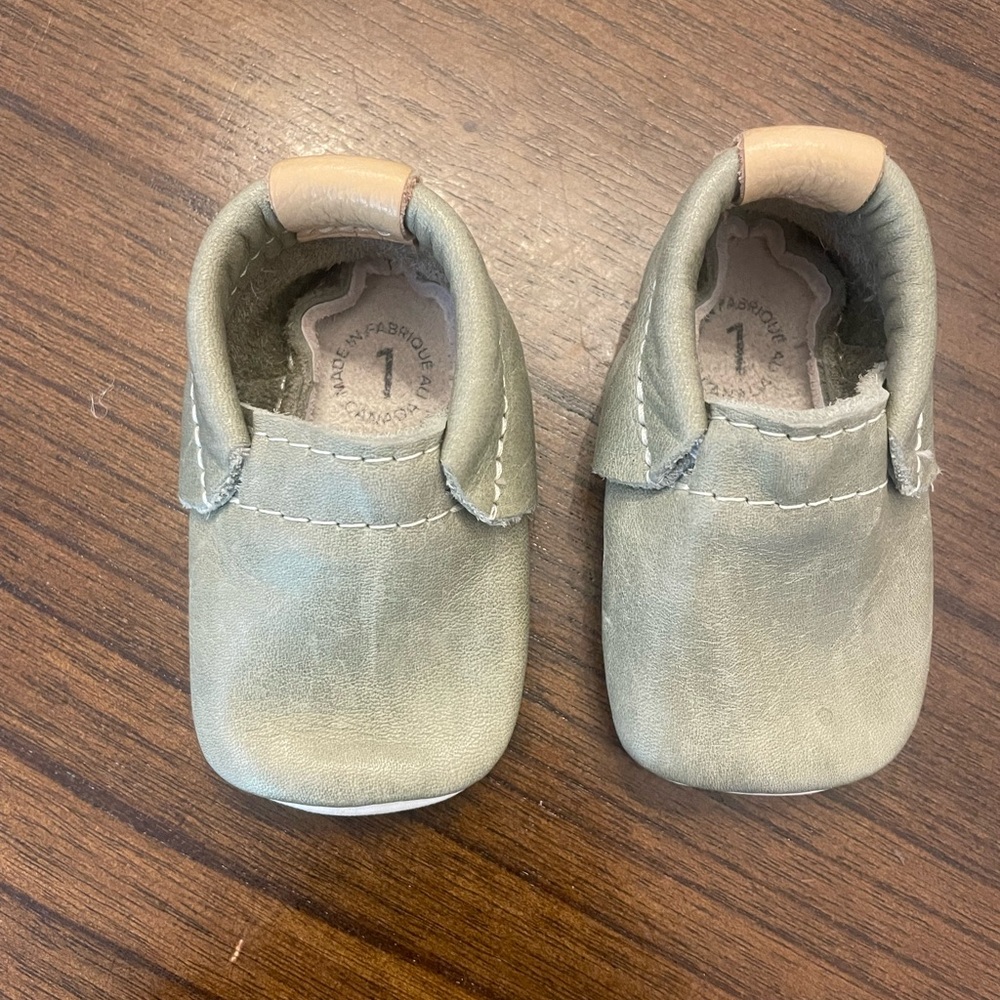 heyfolks size 1 baby green leather moccasins